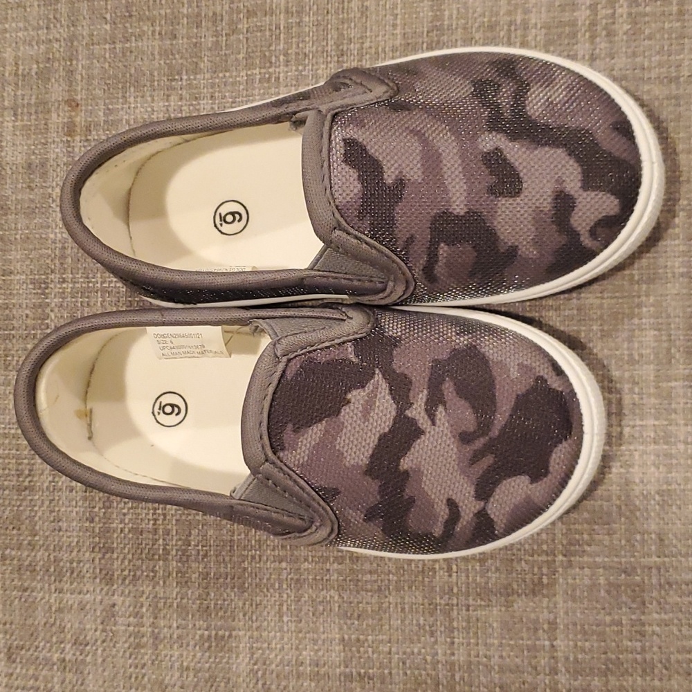 Toddler boys slip on